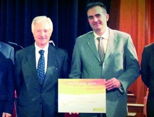 El director del conservatorio recoge el premio. :: G. C./