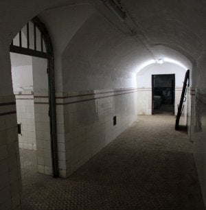 Escaleras de acceso al búnker de El Capricho, sede del Estado Mayor del general Miaja (izda.) y a la derecha, pasillo principal del recinto militar, aún sin restaurar. :: A. FERRERAS/