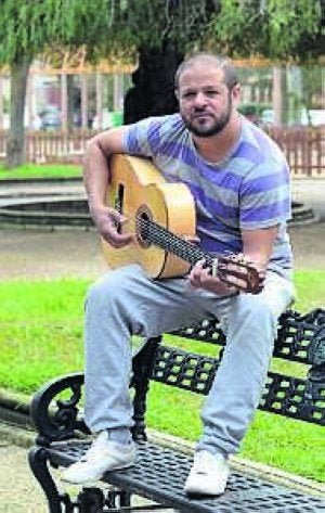 El Viejino y su inseparable guitarra. :: CASIMIRO/