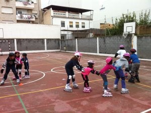 Niños de Don Benito recibiendo clases de patinaje. ::
F. H./