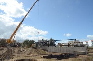 Una grúa de gran tamaño se encarga de trasladar la estructura de acero. :: BRÍGIDO/