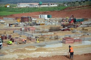 Varios operarios trabajan en la construcción de la planta de biomasa de Ence en las cercanías de Mérida :: BRÍGIDO/