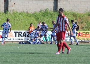 Los futbolistas del Arroyo celebran en una montonera el gol de Ibán Espadas, un tanto que vale su peso en oro. :: MARISA NÚÑEZ/