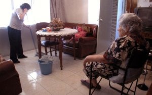 Una asistente hace las tareas del hogar de una personas con dependencia. :: HOY/