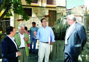 En el centro, Pedro Lahorascala y Ángel Tirado. ::
EMILIO LLORENTE/