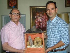 Autores de la investigación junto a las reliquias. :: J. I. M./