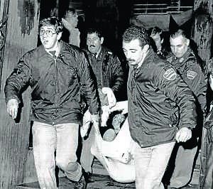 Policías y bomberos se afanaron durante horas en rescatar todos los cadáveres. En la imagen, cuatro agentes trasladan un cuerpo en una manta. ::
EFE/