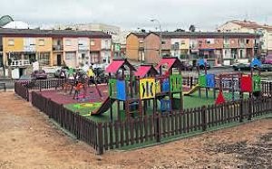 Parque infantil en la plaza Juan Ramón Jiménez. :: PAKOPÍ/