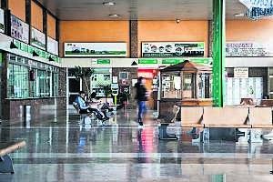 Vestíbulo de la Estación de Autobuses. :: JORGE REY/