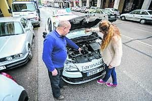 Un profesor de autoescuela enseña a una alumna a medir el nivel de aceite en un coche. :: JOSÉ VICENTE ARNELAS/