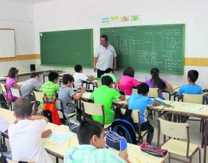 Un profesor imparte clase en un colegio de la región. :: HOY/