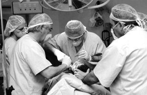Médicos extremeños durante una operación en un hospital de la región. :: HOY/