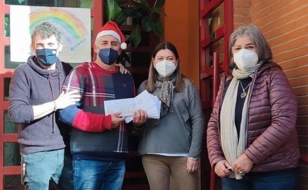 Momento de la entrega de cartas a la residencia por parte de los maestros