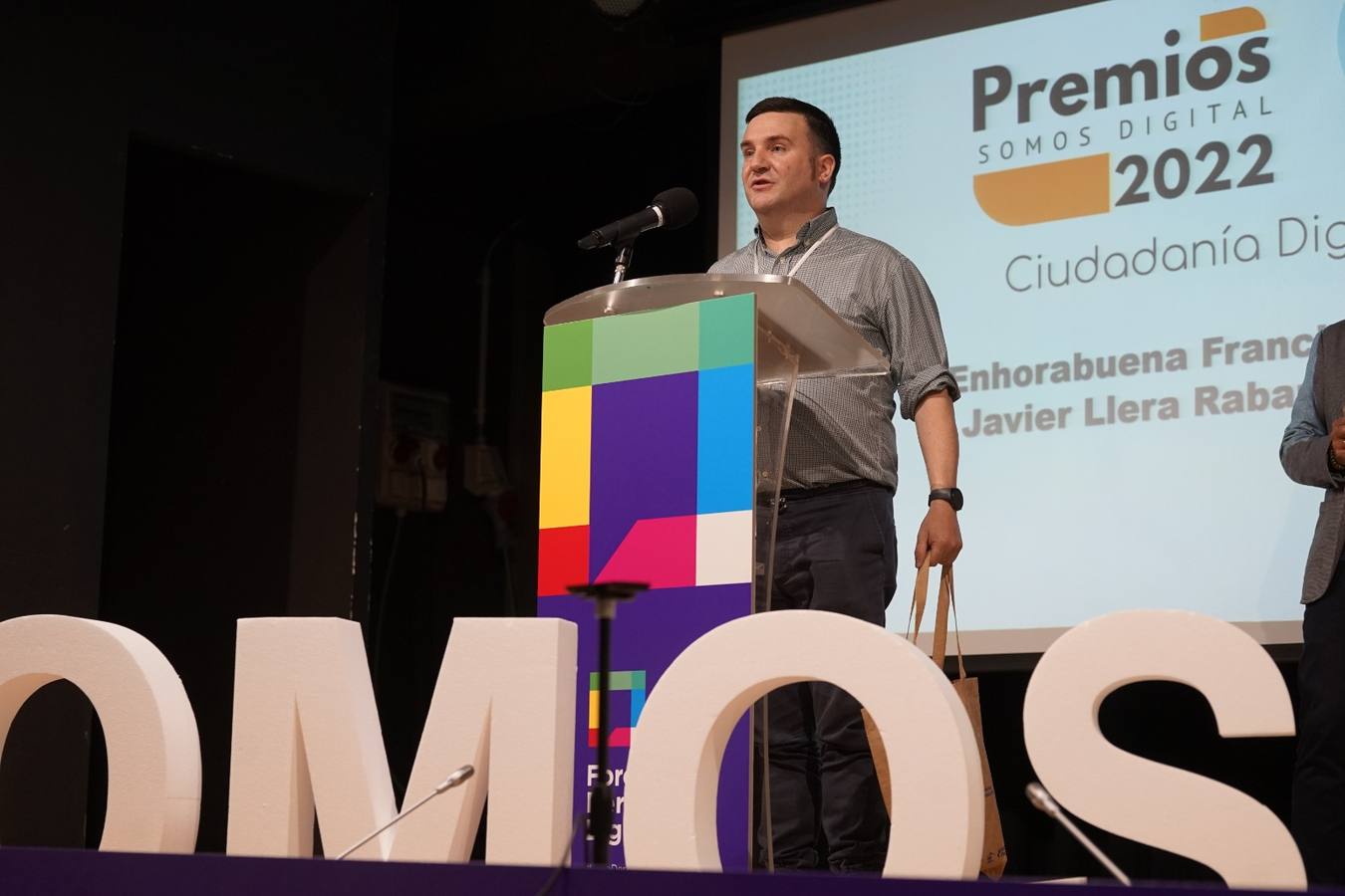 Javier tras recoger el premio en Barcelona 