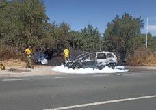 Arde un coche en la carretera de entrada a Alburquerque