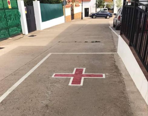 Aparcamiento de la ambulancia en el Consultorio de La Codosera