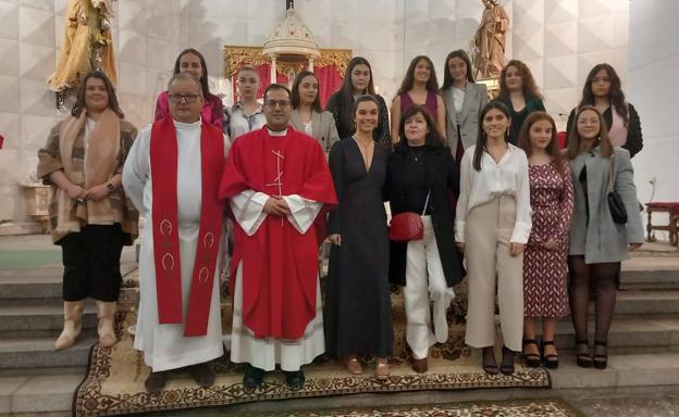 Trece jóvenes de Alconchel reciben el sacramento de la Confirmación