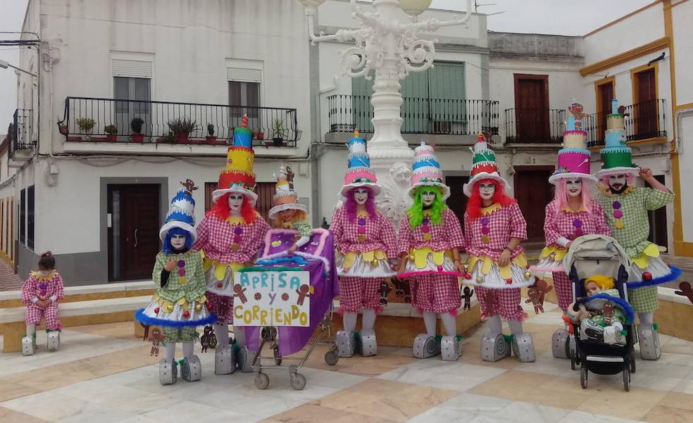 Los grupos carnavaleros defienden el primer desfile del Carnaval de Alconchel 2023