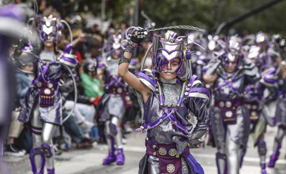 Stanmajaras lleva sus ritmos y el color al desfile de comparsas de Badajoz