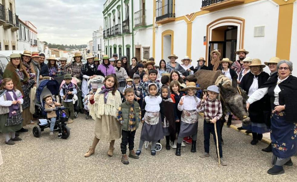 Una multitud disfrazada recorre las calles de Alconchel con la Siembra de la Ceniza