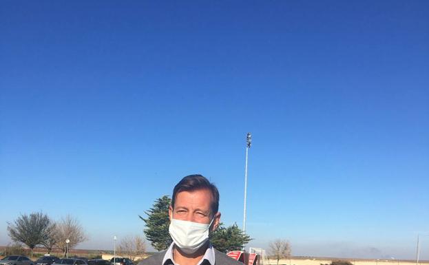 El técnico del Extremadura suspende tres días los entrenamientos hasta cobrar