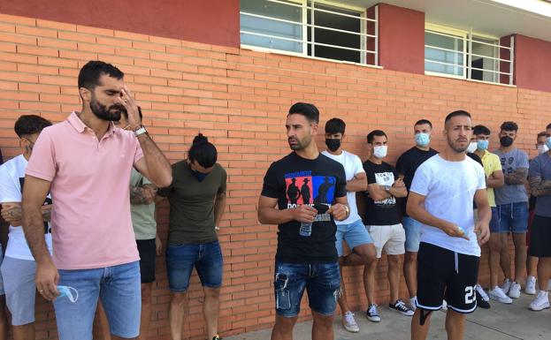 La plantilla del Extremadura seguirá sin entrenar hasta que llegue el dinero, pero da más plazo a los inversores