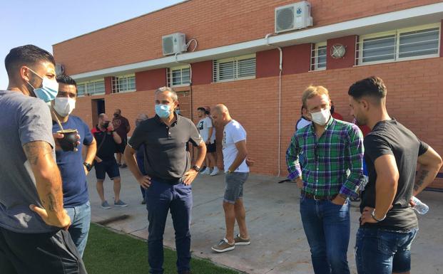 El alcalde reconoce que están «preocupados» con la situación del Extremadura UD