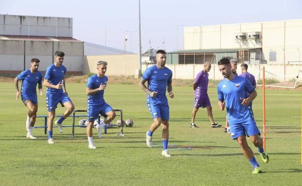 La plantilla del Extremadura UD vuelve a entrenar tras pagar el seguro médico