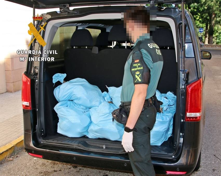 Detenido por transportar 270 kilos de hachís en una furgoneta alquilada, que abandonó junto a la A-66