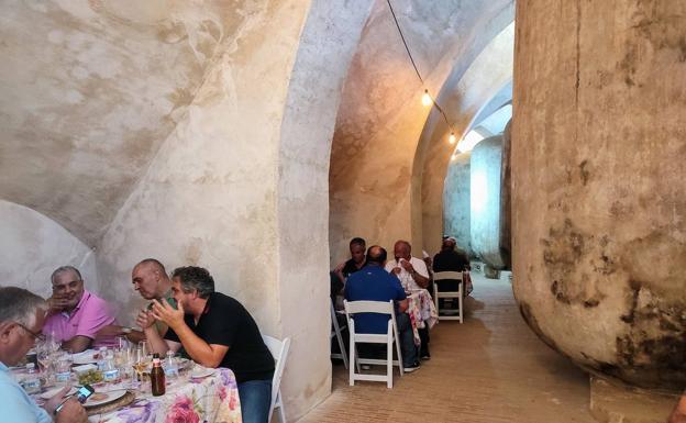 Profesionales portugueses se interesan por el cava y el vino de Almendralejo