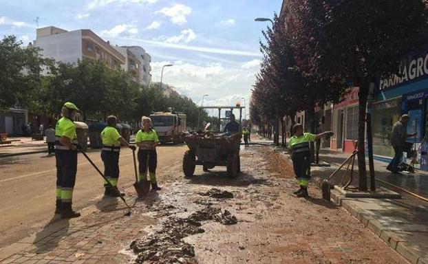 La ciudad limpia sus calles mientras calcula los desperfectos