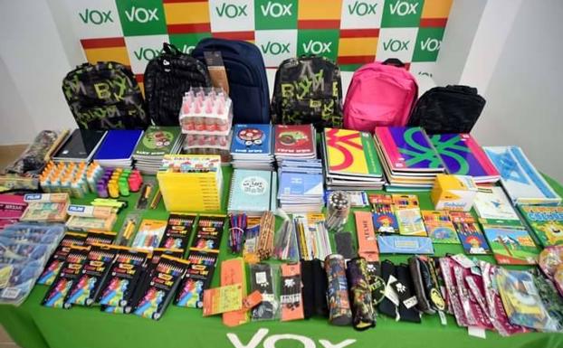Vox entrega el material escolar logrado en una campaña a la oenegé Despierta Almendralejo