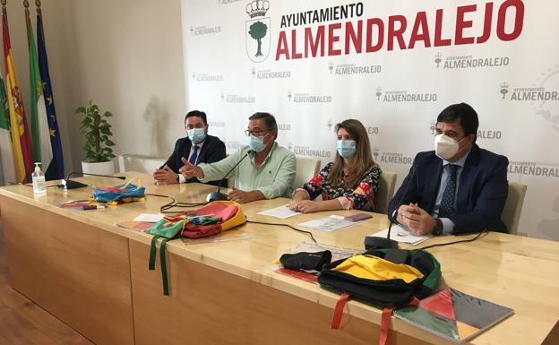 Reparten 100 lotes de material escolares entre familias con pocos recursos económicos