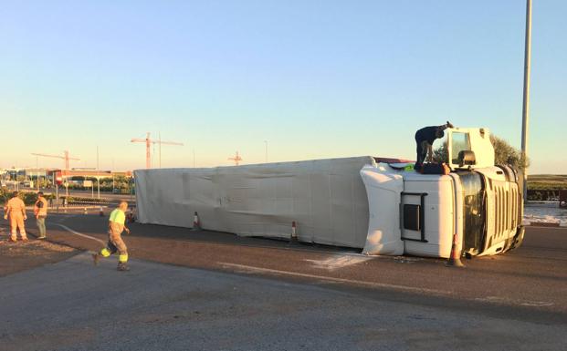 El camión volcado ayer en la rotonda de Hormigusa permanece en el lugar accidentado 17 horas después