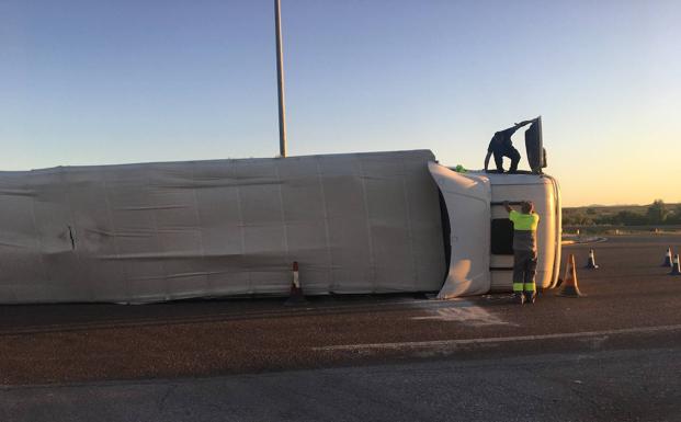 El camión volcado ayer en la rotonda de Hormigusa permanece en el lugar accidentado 17 horas después