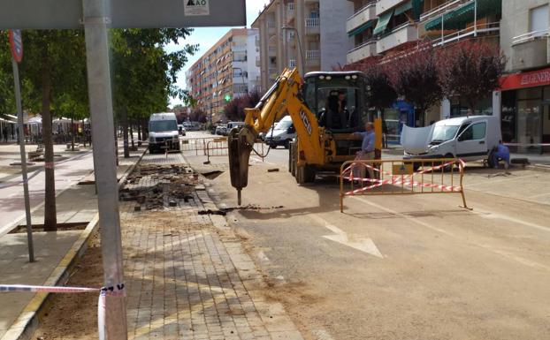 Ya han comenzado los trabajos para arreglar el socavón de la avenida de La Paz