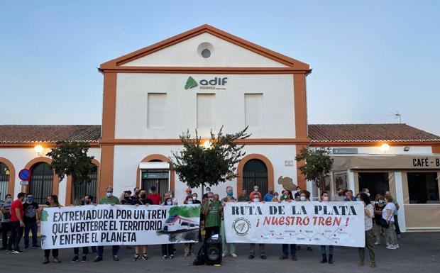 Varias plataformas se movilizan en Almendralejo para pedir un tren digno que vertebre el territorio