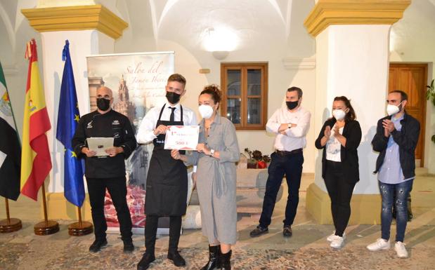 El almendralejense Daniel Acedo gana el Concurso nacional de cortadores del Salón del Jamón Ibérico y la Dehesa