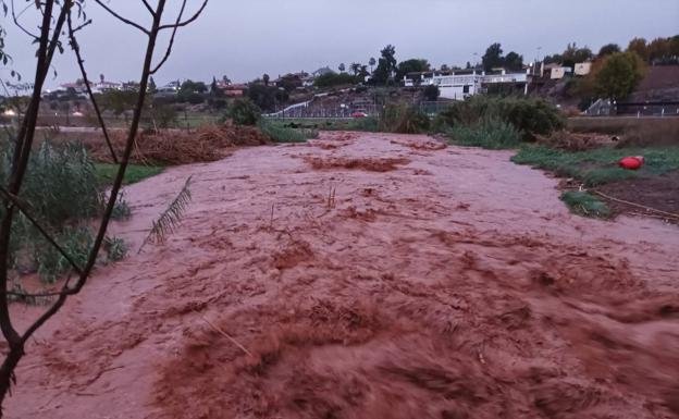 La lluvia dejó este sábado en la ciudad 96.4 litros y varias calles y carreteras cortadas