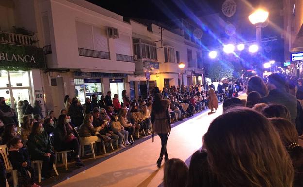 Numeroso público acudió al desfile de promoción del comercio local