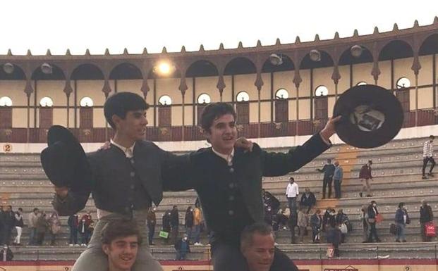 El tentadero público saca como triunfadores los novilleros sin caballos Sergio Sánchez y Hugo Sánchez 'El Moreno'