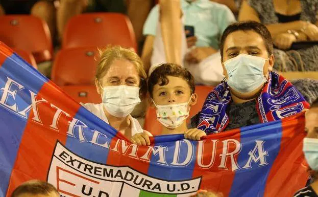 Aficionados del Extremadura durante un partido en el Francisco de la Hera./j.m. romero