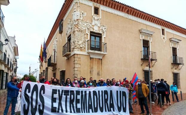 Las peñas del Extremadura UD piden que «se dé solución o se dé un paso al lado»
