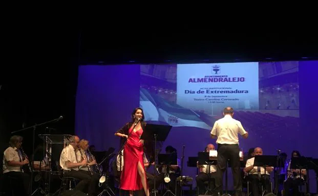 La artista almendralejense durante una actuación en el teatro. /g.c .