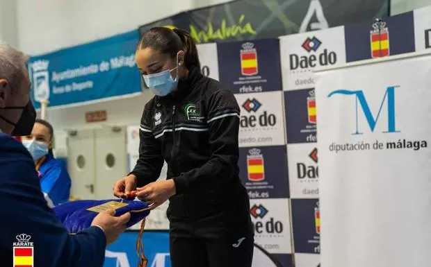 Paola García en el momento de recibir la medalla. /hoy