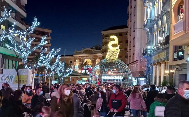 La ciudad ya luce con el encendido extraordinario de Navidad