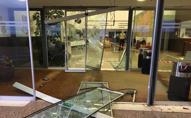 Dos hombres intentan robar en el hospital empotrando un vehículo en la puerta principal