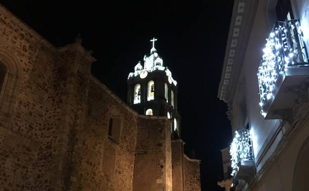 Imagen de la torre de los Almendros, en la parroquia de la Purificación, iluminada. /g. c.