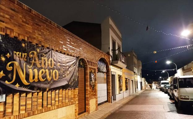 Grupos de vecinos se unen para adornar sus calles en Navidad