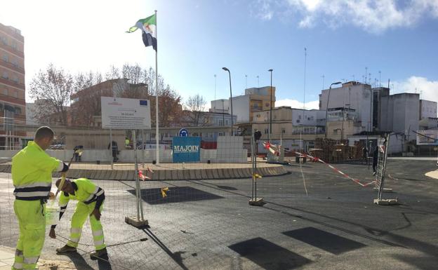 Comienzan a pintar los carriles de la plaza de Extremadura de Almendralejo